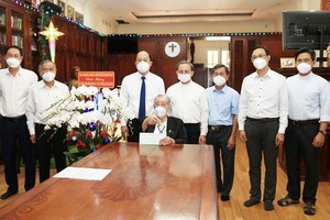 市委副書記阮胡海前來探望並祝賀市總教區原總主教范明敏。（圖：勇方）