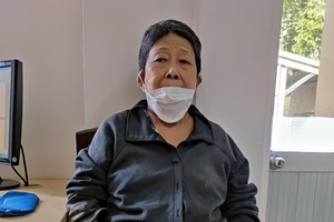 鍾鳳玲患上腎衰竭導致雙腳浮腫，行動不便。