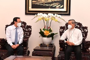 市委書記阮文年（左）探望並祝賀本市總教區總主教阮能。（圖：越勇）