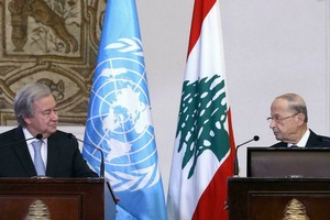聯合國秘書長安東尼奧·古特雷斯（左）在與黎巴嫩總統米歇爾·奧恩的新聞發佈會上說：“我帶著一個簡單的信息而來：聯合國與黎巴嫩人民站在一起。”（圖：AFP）