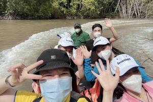 導遊帶領遊客參加水上巡航活動。