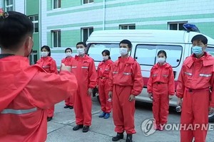 2021年12月1日，朝鮮防疫人員聽取工作部署。（圖：韓聯社）