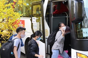 圖為去年春節前夕，貧困大學生獲贈送車票返鄉過年。（圖：國定）