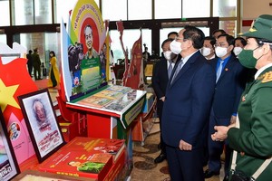 政府總理范明政參觀武元甲大將書籍展。（圖：VGP）