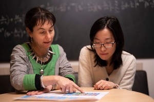 林德爾‧布羅姆教授（左）和她的同事正在研究如何在全球範圍內保護瀕危語言。（圖：ANU）