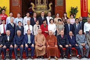 培德精舍第25屆護法理事會與名譽導師釋慧功和尚、主持釋了明法師合照留念。