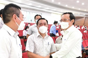 市委書記阮文年與各學員交流。（圖：越勇）