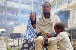 來自提格雷西南部薩姆雷的一家人步行了兩天到達米凱勒的一個流離失所者營地。（圖：聯合國）