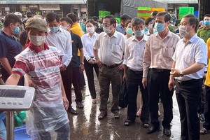 市人委會領導團在平田集散市場檢查食品安全和防疫工作。