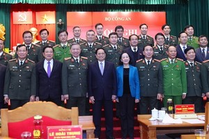 政府總理范明政與公安部領導合影。（圖：越通社）