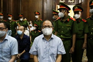 市委原常務副書記畢成剛（中）出庭受審。（圖：）