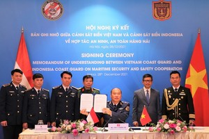 越南海警司令黎光道少將手舉越南-印尼海警合作備忘錄。（圖：曰尊）