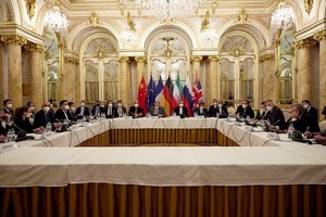 當地時間2021年12月27日，奧地利維也納，伊朗核問題全面協議聯合委員會在維也納舉行第八輪談判，歐盟對外行動署副秘書長莫拉主持會議。（圖：新華社）