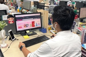 客戶在線選購春節禮籃。