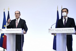法總理卡斯泰（左）和衛生部長韋朗出席新聞發佈會。（圖：互聯網）