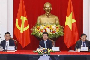 黨中央書記處常務書記武文賞（中）會上致詞。（圖：越通社）