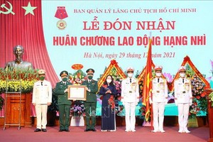 胡志明主席陵管委會29日上午舉行“二等勞動勛章”迎接儀式。（圖：越通社）