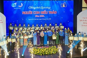 2021年“孝順子女”模範表彰儀式。（圖：秋黎）