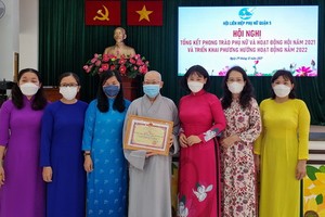 市婦聯會副主席陳氏芳華(右三)與第五郡婦聯會主席陳氏雪幸(右五)、觀音精舍監院 釋振淨(悟淨)法師合照(右四)。