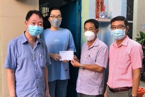 茶山慶雲南院住持周華邦（左一）與地方領導向華人子弟頒發阮友壽獎助學金。