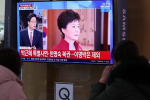 12月24日，人們在韓國首爾站候車室觀看與前總統朴槿惠特赦有關的新聞。（圖：）