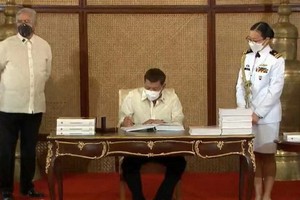 菲律賓總統杜特爾特12月30日簽署2022年國家預算案，金額達5.024萬億菲律賓比索(約合近1000億美元)。（圖：菲律賓新聞部）
