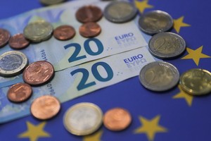 這是2021年12月30日在比利時布魯塞爾拍攝的歐元紙幣與硬幣。（圖：新華社）