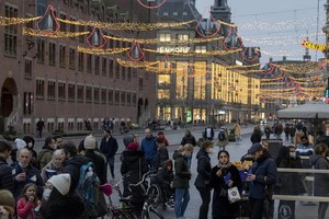 荷蘭違反防疫規定舉辦的狂歡派對，多名派對狂歡者被捕，但並未發生暴力事件。（圖：AP）