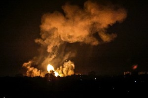 加沙地帶南部的汗尤尼斯遭以軍空襲後，煙霧和火球升起。（圖：AFP）