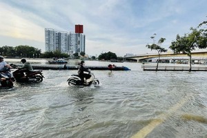 每逢潮汛高漲時第七郡陳春纂街的路與河界線難以分辨了。（圖：緣潘）