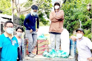 裴玉明大叔(右一）正在準備把救濟品運送給民眾。