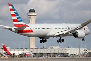 2021年12月10日，一架美國航空公司的波音787-9夢幻客機在佛羅里達州邁阿密國際機場降落。（圖：互聯網）