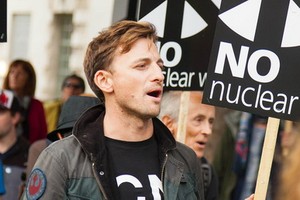 英國抗議者示威反對使用核武器。（圖：聯合國）