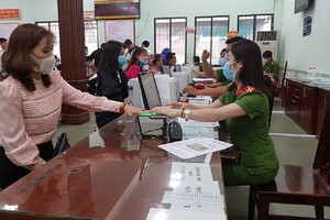 人們在辦理公民身份證簽發手續。（圖：竹芳）