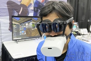 松下子公司Shiftall首席執行官岩佐琢磨佩戴防漏音麥克風做產品介紹。 1月3日攝於美國拉斯維加斯。（圖：共同社）