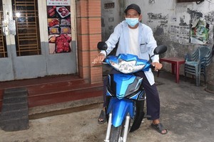 武文新（家住富潤郡）騎著獲贈送作為謀生工具的摩托車。