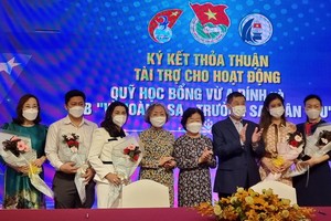 原國家副主席張美華(右四)向熱心人士送花致謝。