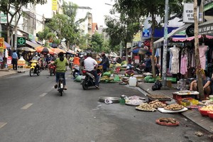 舊邑郡范文白街的自發性街市佔用馬路及人行道。