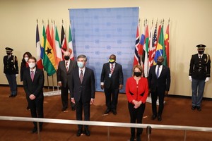 阿爾巴尼亞、巴西、加蓬、加納、阿拉伯聯合酋長國5國國旗安放儀式4日在聯合國安理會廳外舉行。（圖：新華社）