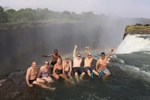 “魔鬼池”每年吸引世界各地遊客慕名而來。