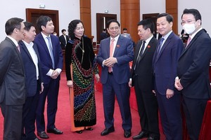 政府總理范明政與各代表交談。（圖：越通社）