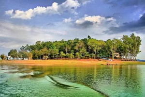 處於治安湖中的鷹島－同祥島。
