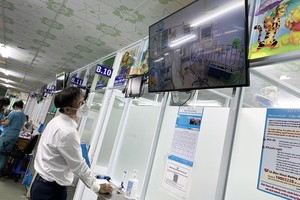 市第一兒童醫院新冠肺炎專科主任馮阮世原醫生通過屏幕監視患者病況。