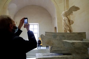 參觀者拍攝藝術品。（圖：互聯網）