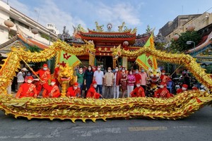 仁義堂龍獅團在溫陵會館(觀音廟)前表演。