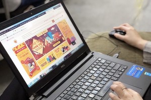 消費者在網上購物。