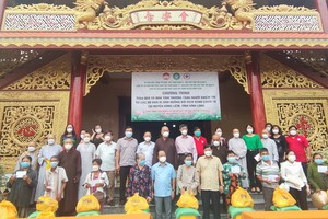 慈善團在會安寺向泳廉市鎮贈送禮物。