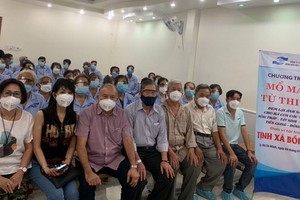 培德精舍護法理事會新會長莊瑞雄(左三)與白內障病人於手術後合影。