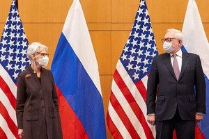 美國副國務卿舍曼(左)和俄羅斯副外長里亞布科夫(右)在瑞士日內瓦參加安全會談。（圖：互聯網）