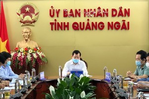 廣義省人委會主席鄧文明（中）主持會議。（圖：廣義報）